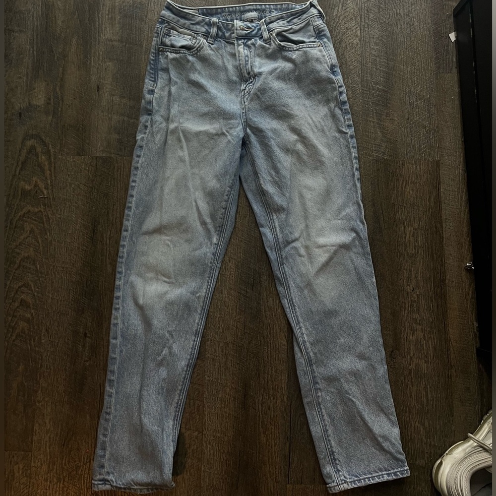 AMERICAN EAGLE LIGHTWASH MOM JEAN